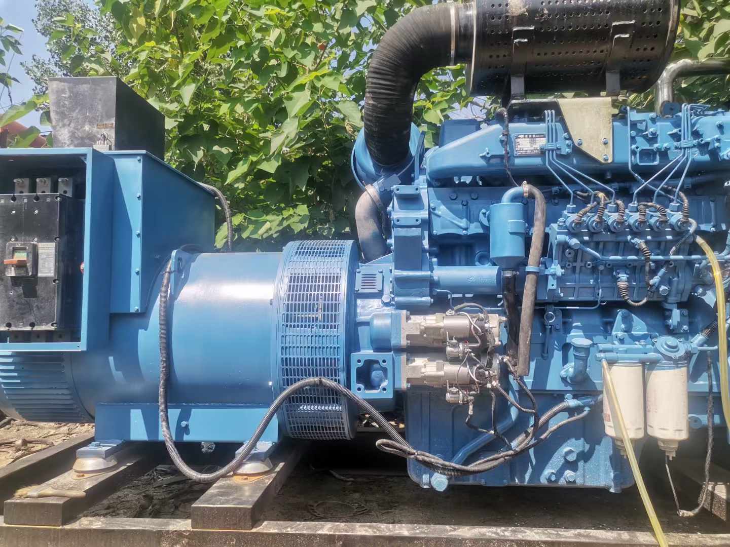 囊谦详细说明降低 800kW 柴油发电机输出电流波动的方法